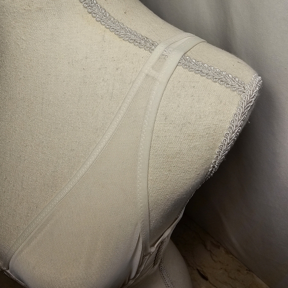 NWT Victoria's Secret White Ribbed Mesh Unlined Underwire Plunge Bra 34B - Picture 6 of 10